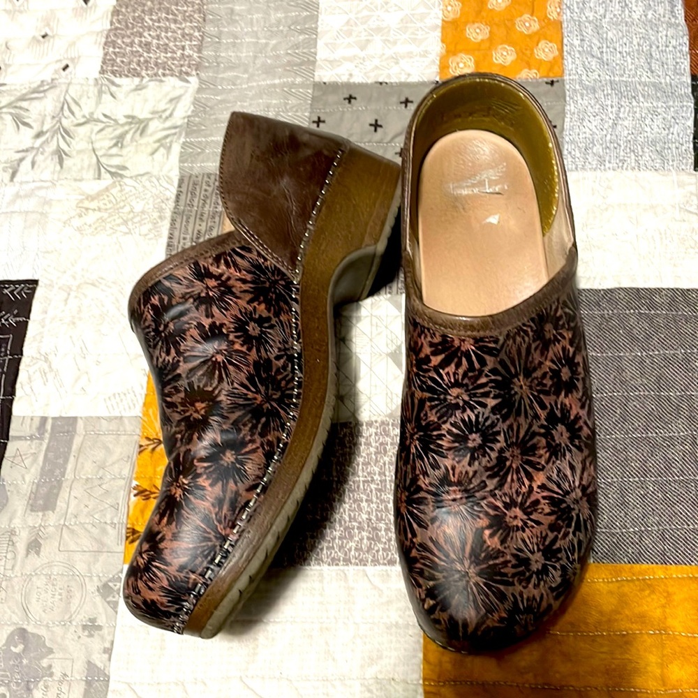 Flower Clog 🪶